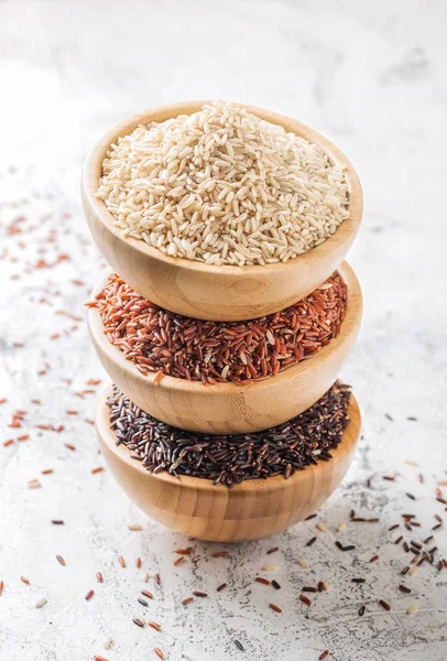 Diferentes tipos de arroz en tazones de madera — Foto de Stock