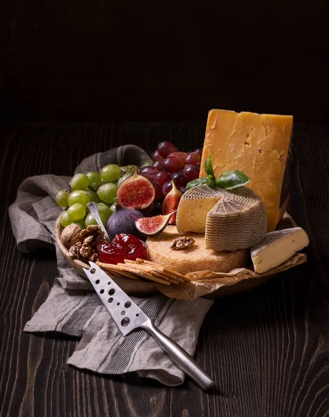 粗糙木材上的奶酪拼盘 — 图库照片