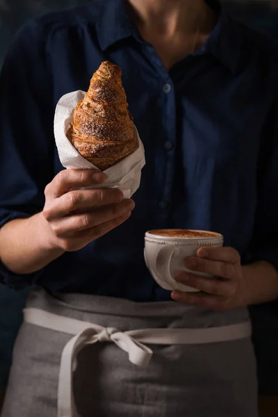 Croissant e cappuccino frescos — Fotografia de Stock