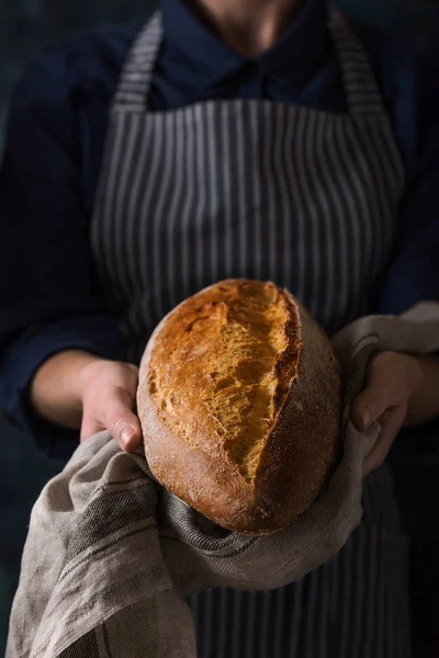 Pão caseiro fresco de padeiro exploração — Fotografia de Stock