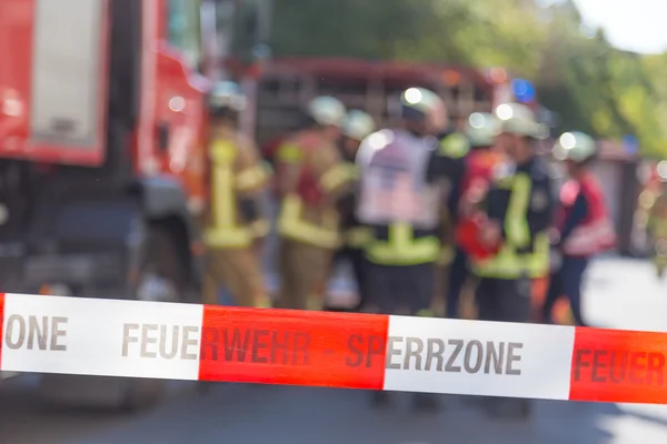 Feuerwehr-Team mit Löschfahrzeug am Unfallort. — Stockfoto
