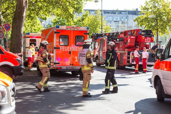 Equipo de servicios de emergencia en la ubicación del accidente químico . — Foto de Stock