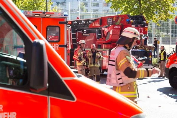 Equipo de servicios de emergencia en la ubicación del accidente químico . — Foto de Stock