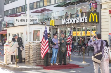 Resimler ve selfies check point Charlie, Berlin, Almanya, alan insanlar.