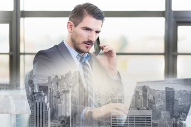 İşadamı ofiste dizüstü bilgisayar üzerinde çalışan.