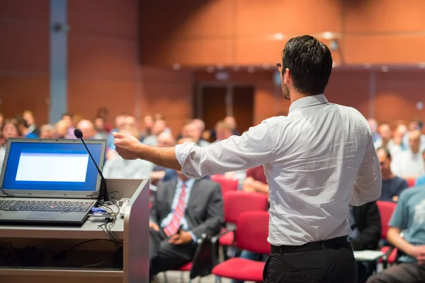 Prelegent przemawiający na konferencji biznesowej. — Zdjęcie stockowe