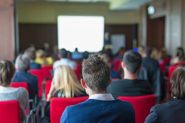 Publiken i föreläsningssalen om vetenskaplig konferens. — Stockfoto