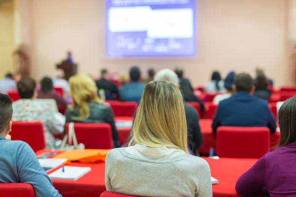 Audiencia en la sala de conferencias sobre la conferencia científica. — Foto de Stock