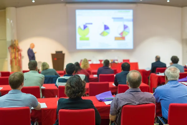 Audiencia en la sala de conferencias sobre la conferencia científica. — Foto de Stock