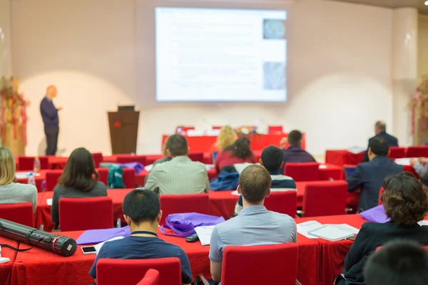 Pubblico in aula sulla conferenza scientifica. — Foto Stock