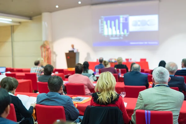 Audiência na sala de aula sobre conferência científica. — Fotografia de Stock