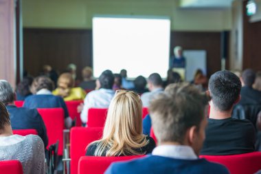 Bilimsel konferans konferans salonunda izleyiciler.