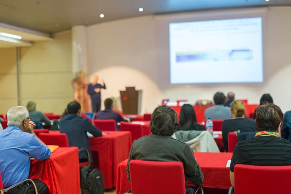 科学会议演讲厅的听众. — 图库照片