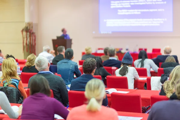 Audiência na sala de aula sobre conferência científica. — Fotografia de Stock