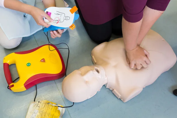 Curso de ressuscitação de primeiros socorros usando AED . — Fotografia de Stock