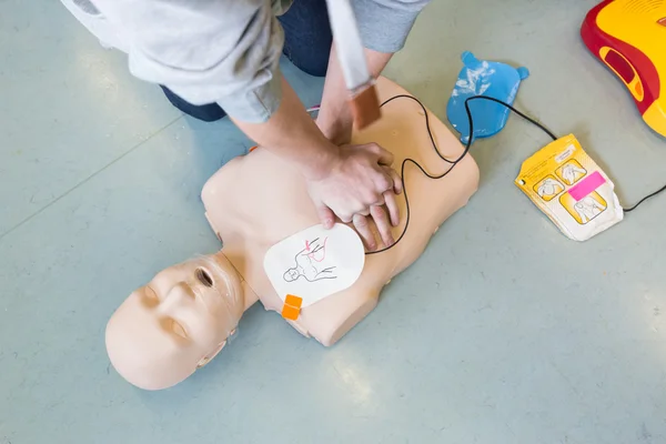 Curso de ressuscitação de primeiros socorros usando AED . — Fotografia de Stock