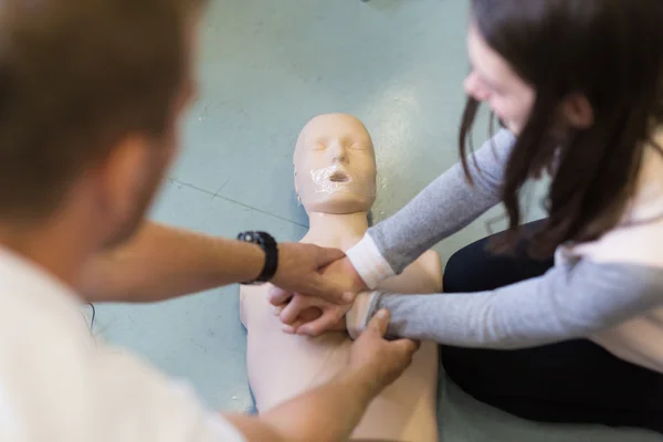 Corso di rianimazione di pronto soccorso nella scuola primaria . — Foto Stock