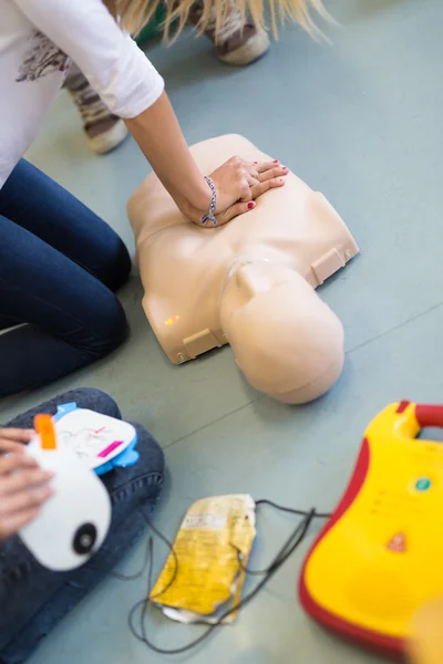 Курс реанімації першої допомоги з використанням AED . — стокове фото