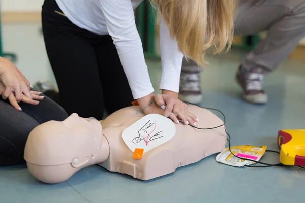 First aid resuscitation course using AED. — Stock Photo, Image