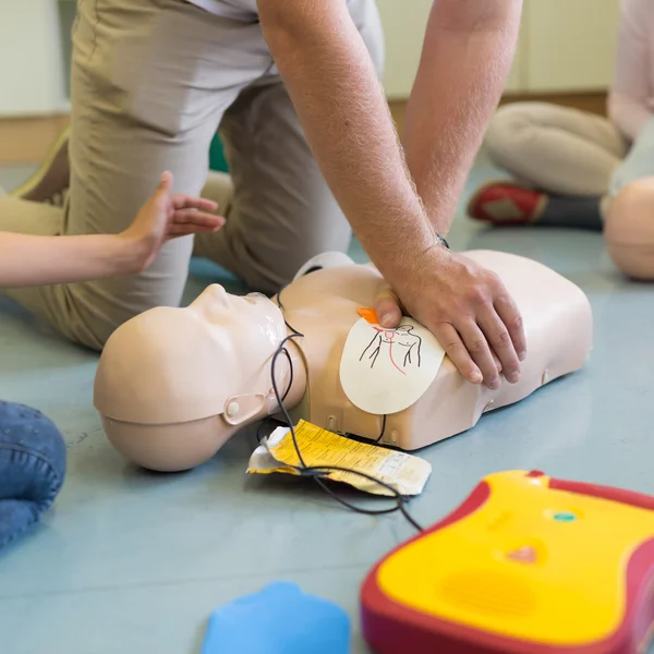 En düşük AED kullanarak ilk yardım resüsitasyon kursu. — Stok fotoğraf
