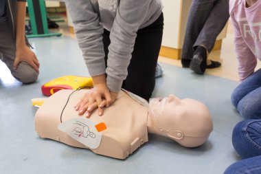 En düşük AED kullanarak ilk yardım resüsitasyon kursu.