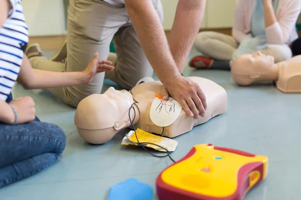 First aid resuscitation course using AED. — Stock Photo, Image
