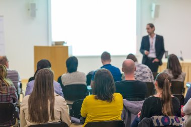 Bilimsel konferans konferans salonunda izleyiciler.
