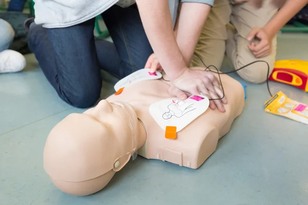 Førstehjælp genoplivning kursus ved hjælp af AED . - Stock-foto