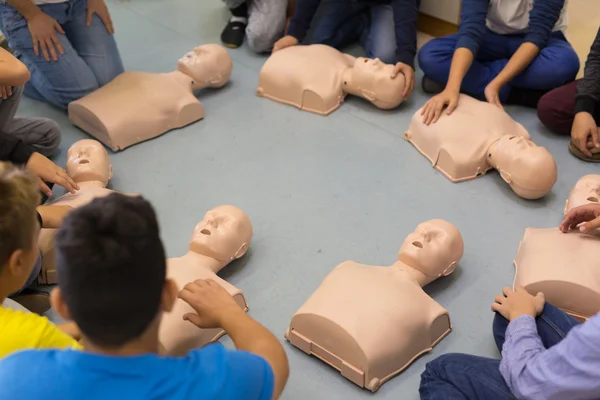 Kurz resuscitace první pomoci v základní škole. — Stock fotografie
