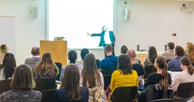 Bilimsel konferans konferans salonunda izleyiciler.