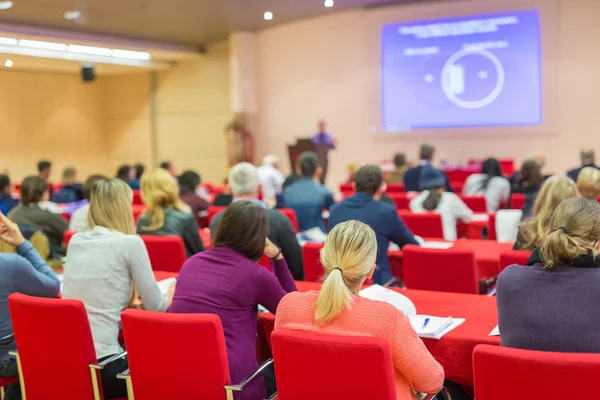 Publiken i föreläsningssalen om vetenskaplig konferens. — Stockfoto