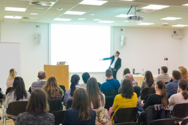 Bilimsel konferans konferans salonunda izleyiciler.