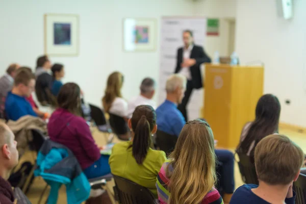 Publiek in collegezaal over wetenschappelijke conferentie. — Stockfoto