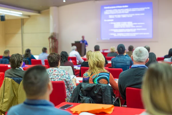 Publikum im Hörsaal bei wissenschaftlicher Konferenz. — Stockfoto