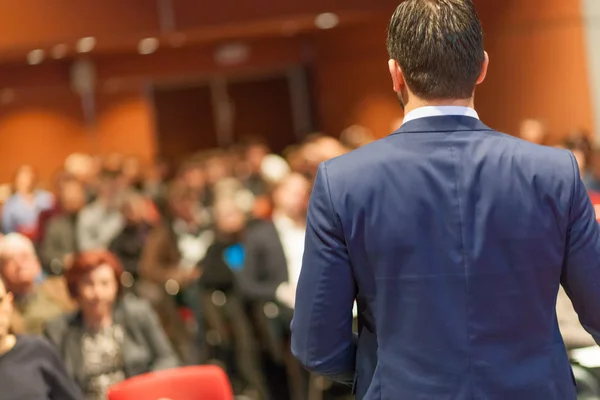 Orador público dando palestra no evento de negócios. — Fotografia de Stock