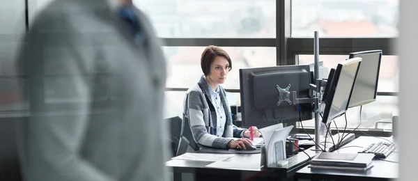 Personlig assistent som arbetar på företagets kontor. — Stockfoto