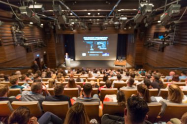 İş konuşmacısı konferans salonunda bir konuşma yapıyor..