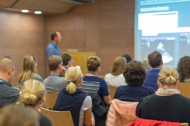 Bilimsel konferans konferans salonunda izleyiciler.