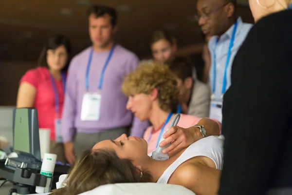 Tanulás új technikákat, ultrahang orvosi kongresszus résztvevői. — Stock Fotó