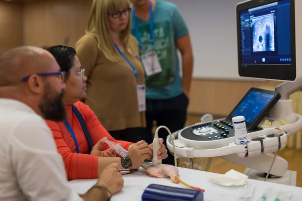 Partecipanti che apprendono nuove tecniche ecografiche sul congresso medico . — Foto Stock