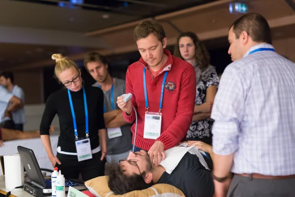 Partecipanti che apprendono nuove tecniche ecografiche sul congresso medico . — Foto Stock