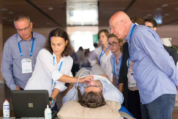 Partecipanti che apprendono nuove tecniche ecografiche sul congresso medico . — Foto Stock