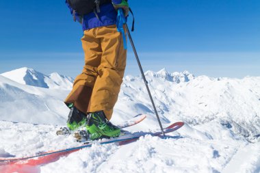 Freeride kayakçı dağın tepesinde.