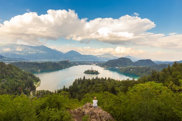Žena užívat panoramatický výhled na jezero Bled, Slovinsko. — Stock fotografie