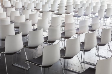 Çağdaş konferans salonu ile boş beyaz sandalye