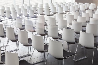 Çağdaş konferans salonu ile boş beyaz sandalye