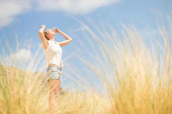 Gratis lycklig kvinna njuter av solen på semestern. — Stockfoto