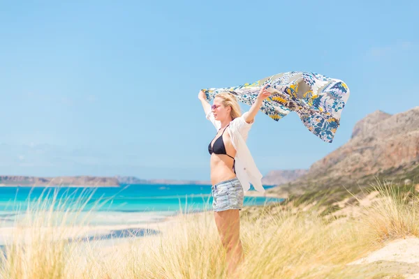 Свободная счастливая женщина, наслаждающаяся солнцем на каникулах . — стоковое фото