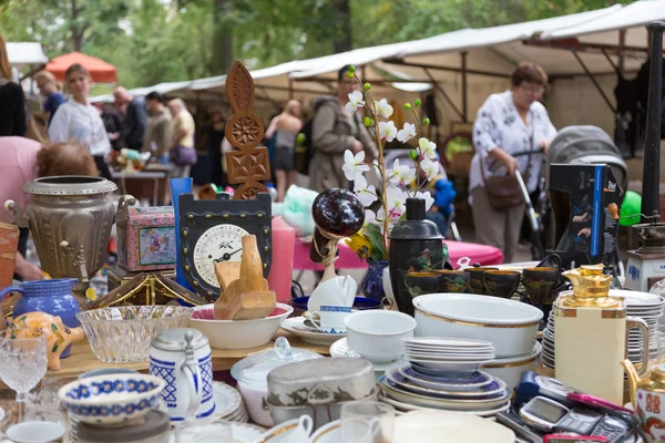 Marktstiefel mit Objekten, die auf dem Wochenendflohmarkt in Berlin verkauft werden. — Stockfoto