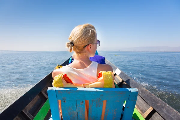 Női turista utazik hagyományos hajóval. — Stock Fotó